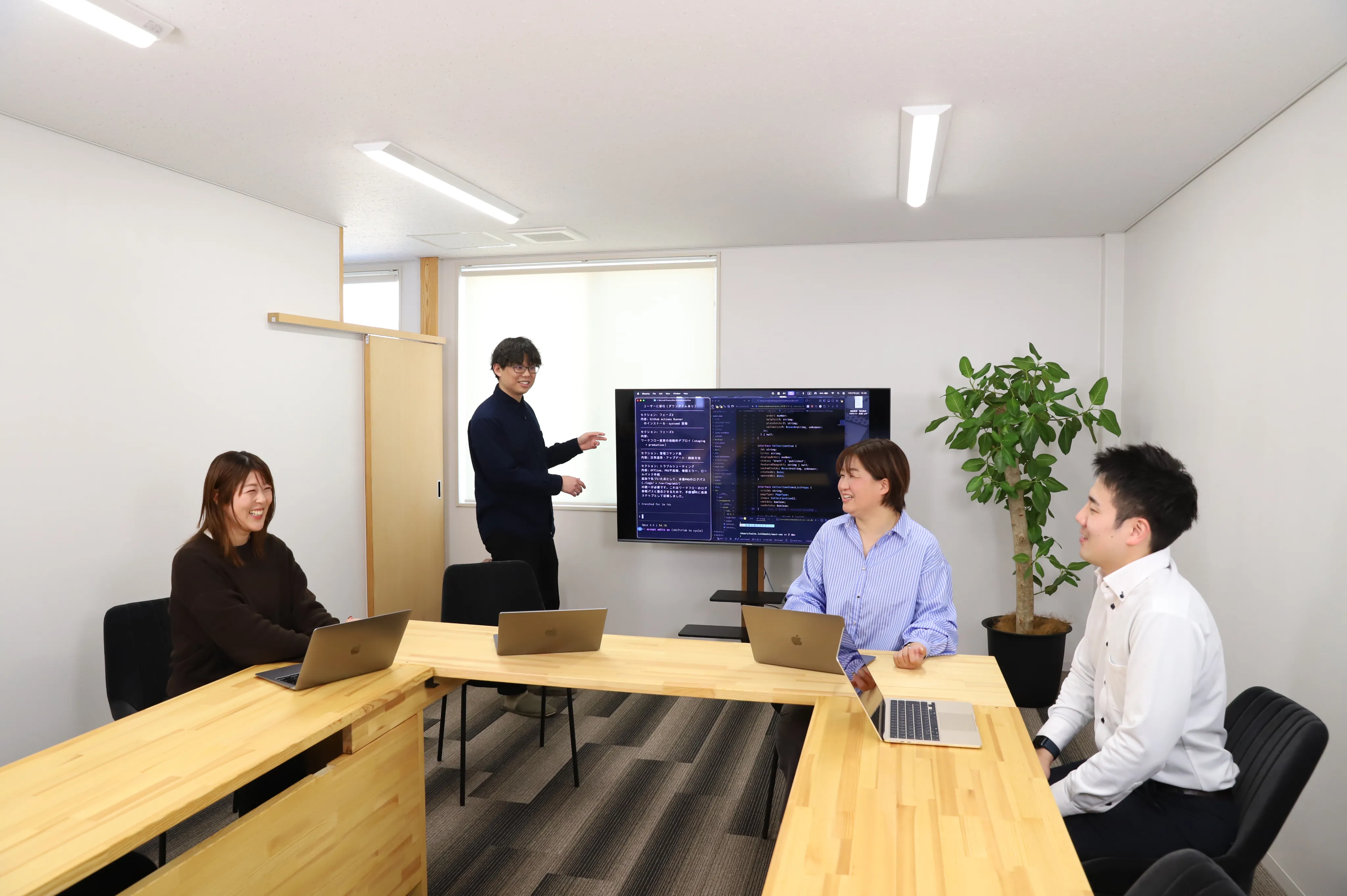 業務に取り組む社員