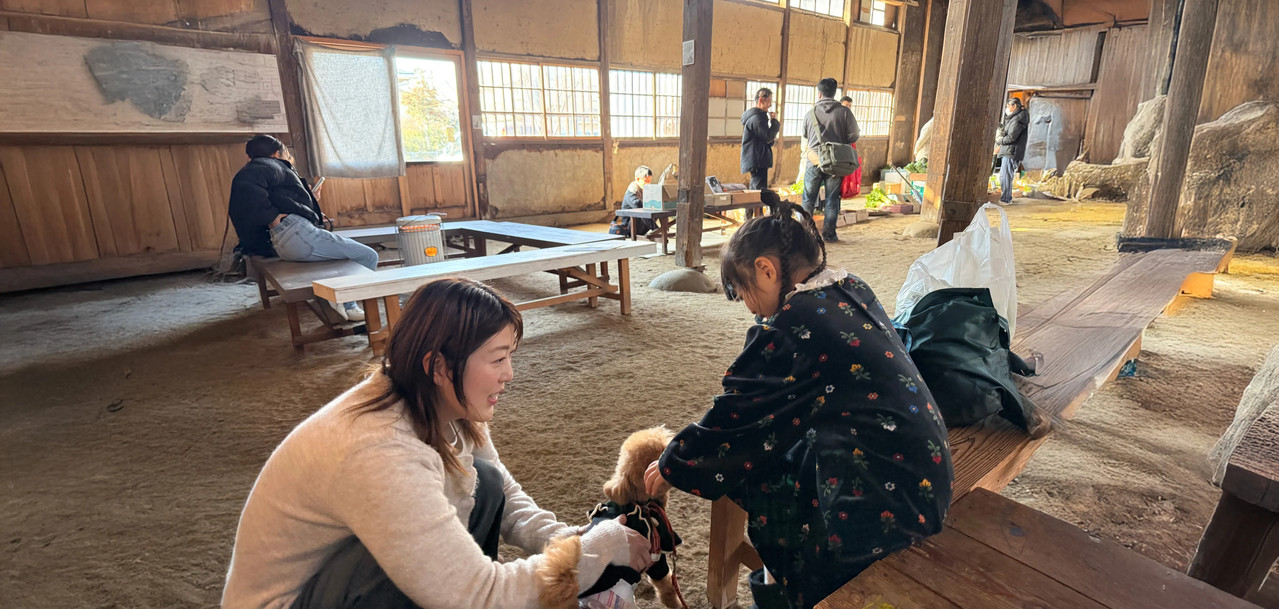 オフィスでリラックスする社員