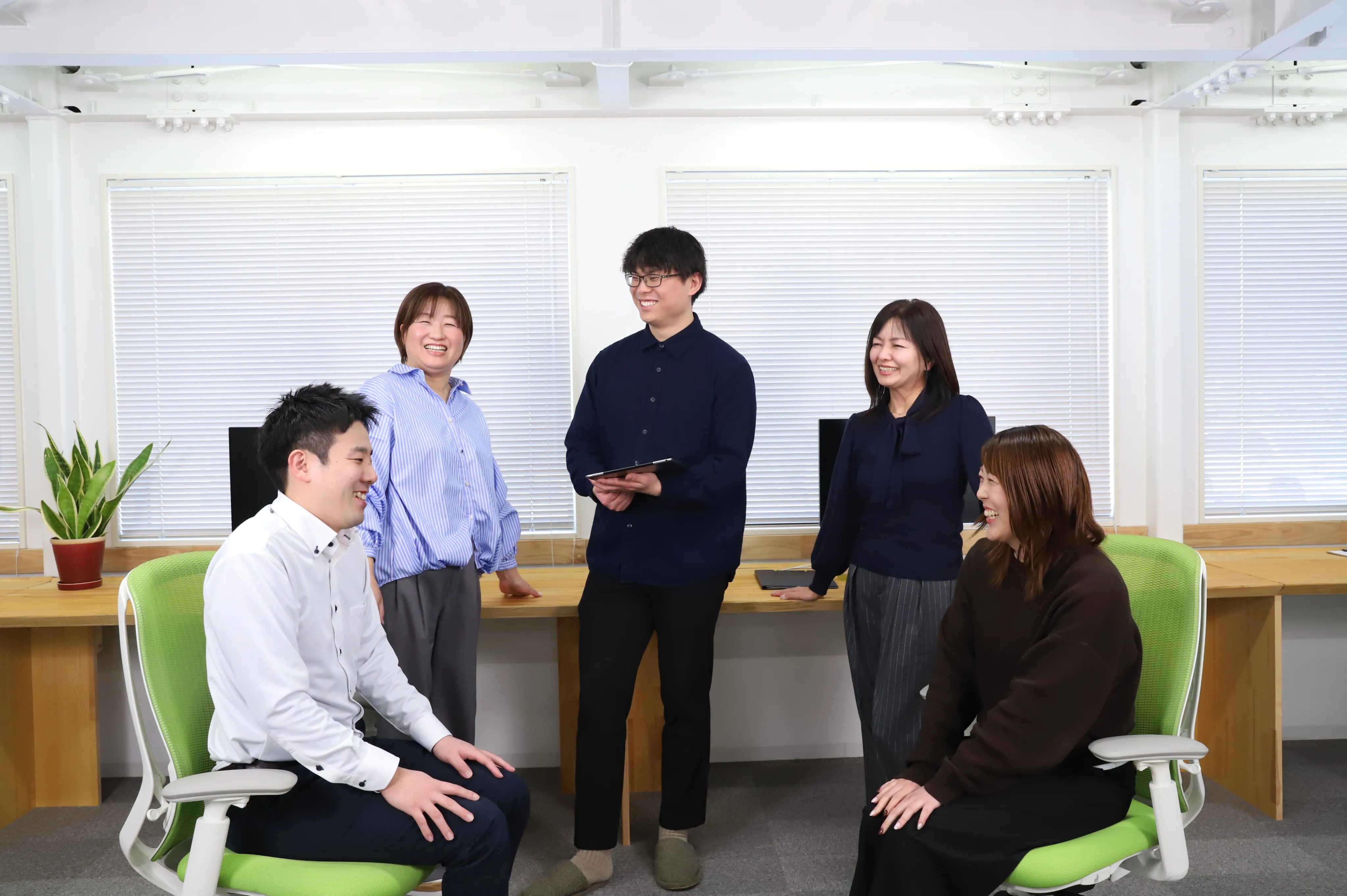 ミーティング中の社員たち